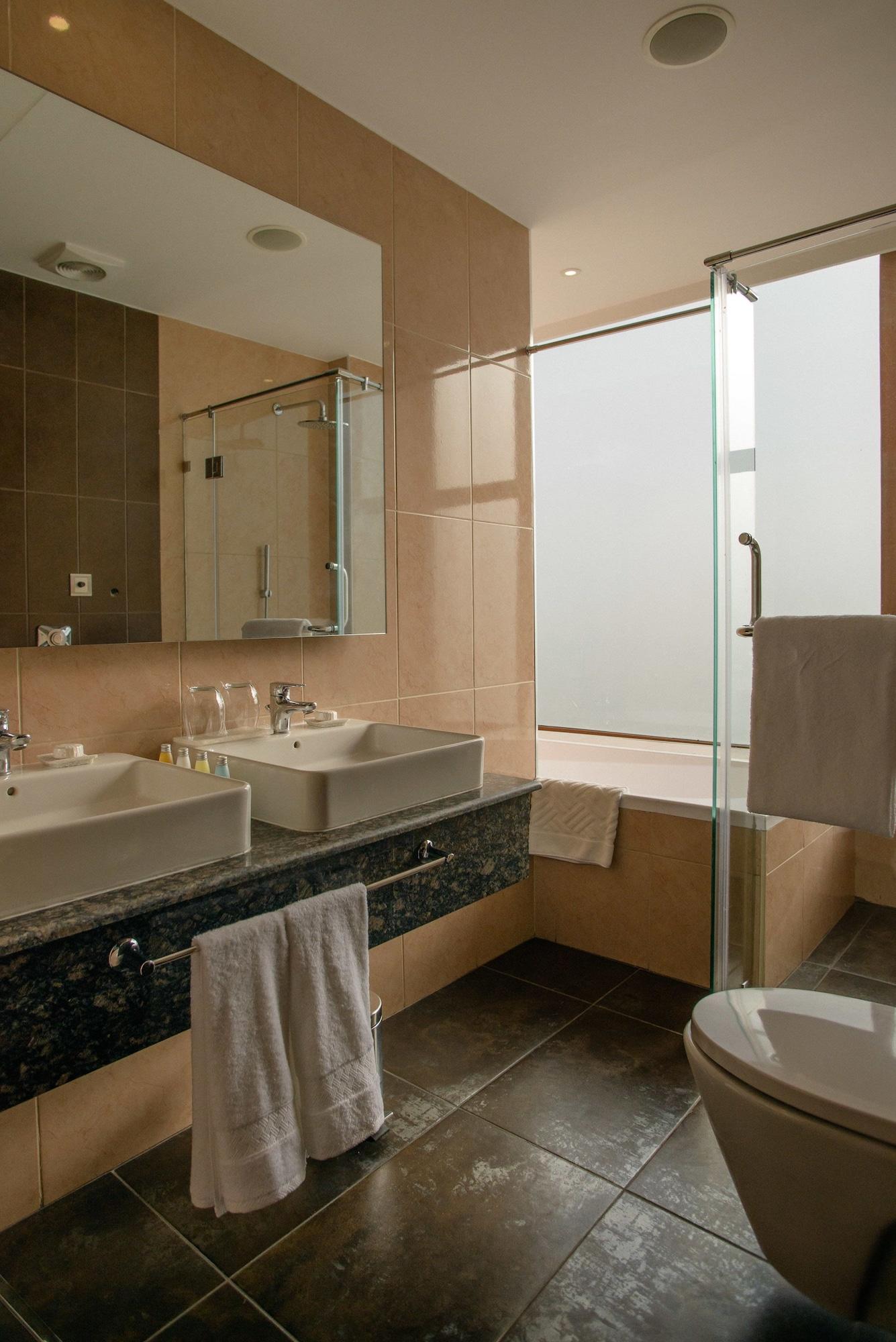The Concord Hotel & Suites Nairobi Ngoại thất bức ảnh A bathroom with a shower enclosure