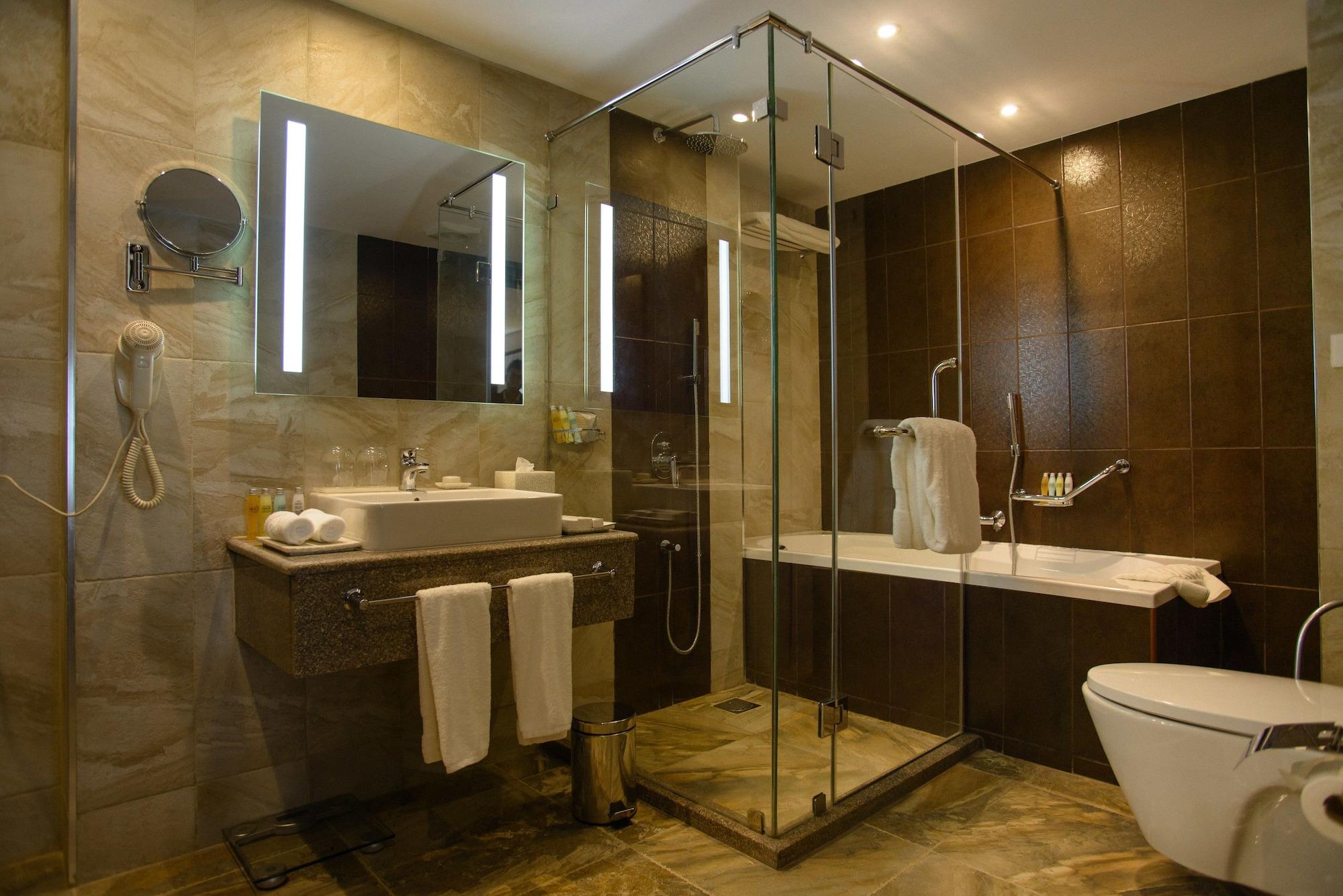 The Concord Hotel & Suites Nairobi Ngoại thất bức ảnh A bathroom with a shower cubicle